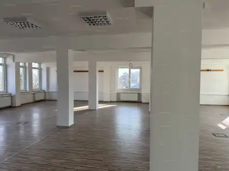 Kiadó iroda, Budapest, II. kerület 11 szoba 250 m² 3.9 E Ft/hó/㎡