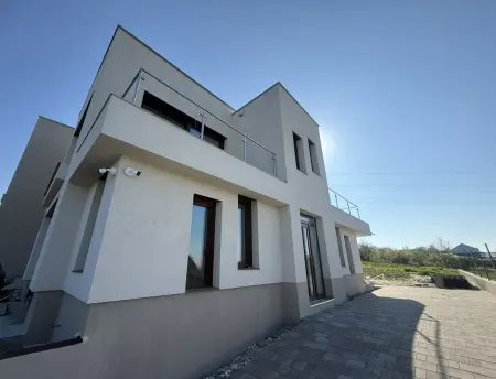 kiadó új építésű családi ház, Vác