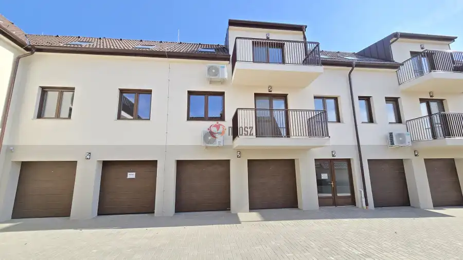 kiadó új építésű garázs, Paks