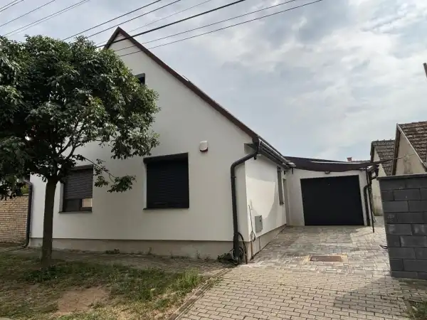 Kiadó újszerű családi ház, Paks 3 szoba 140 m² 350 E Ft/hó