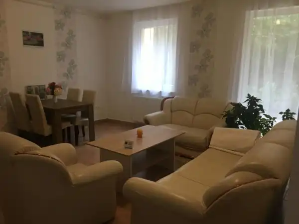 Kiadó újszerű családi ház, Tata 20 szoba 584 m² 550 E Ft/hó