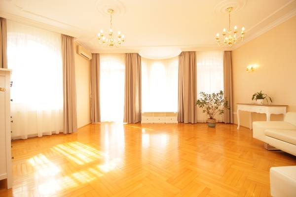 kiadó újszerű ikerház, Budapest, III. kerület