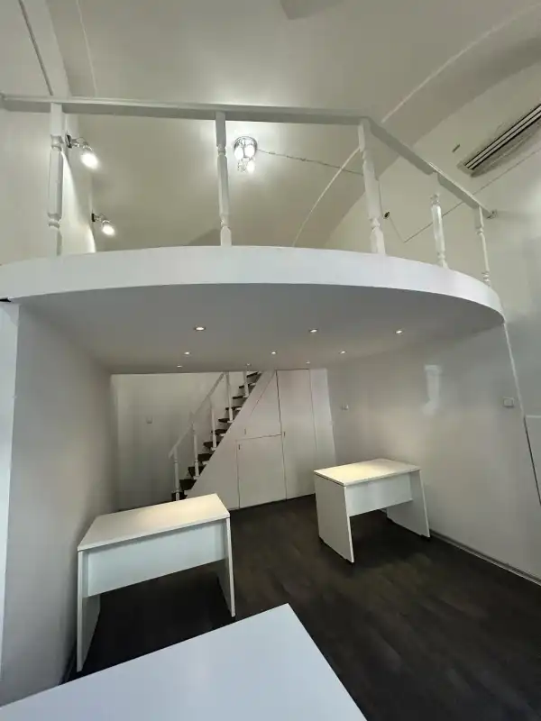 Kiadó újszerű üzlethelyiség utcai bejáratos, Budapest, VI. kerület 1 szoba 25 m² 220 E Ft/hó