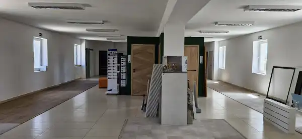 Kiadó újszerű üzlethelyiség üzletházban, Tatabánya 360 m² 578 E Ft/hó + Áfa