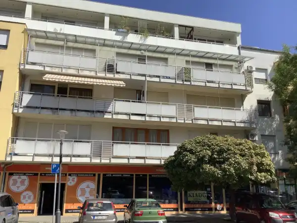 Kiadó üzlet, Békéscsaba 1 szoba 200 m² 560 E Ft/hó + Áfa