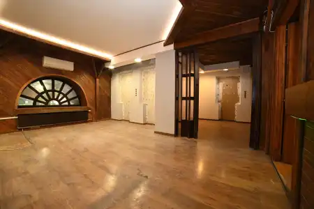 Kiadó üzlet, Budapest, VI. kerület 4 szoba 126 m² 2.6 M Ft/hó