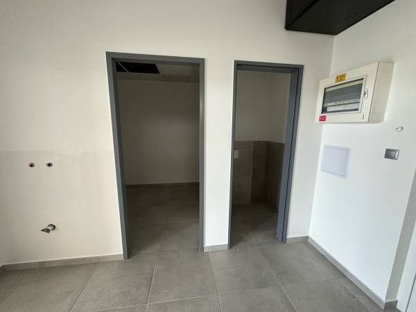 kiadó üzlet, Paks