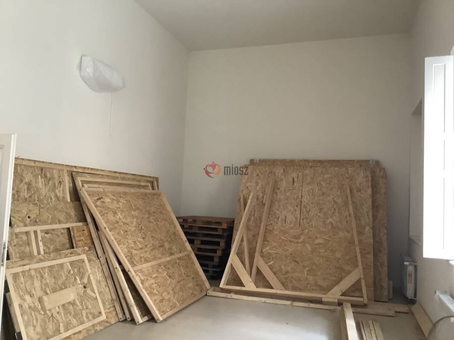 kiadó üzlethelyiség utcai bejáratos, Békéscsaba