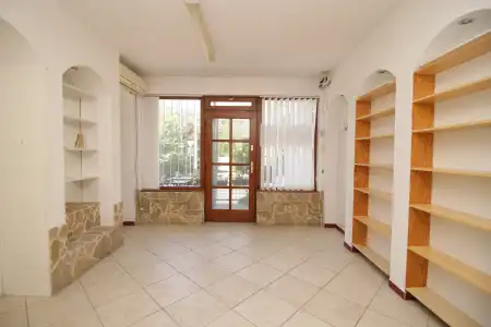 kiadó üzlethelyiség utcai bejáratos, Budapest, II. kerület