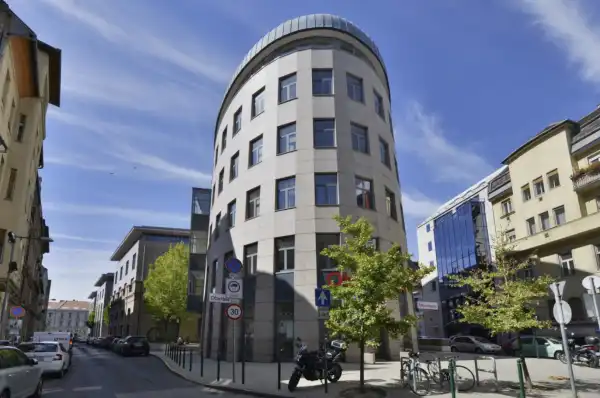 Kiadó üzlethelyiség utcai bejáratos, Budapest, II. kerület 302 m² 2.5 M Ft/hó + Áfa