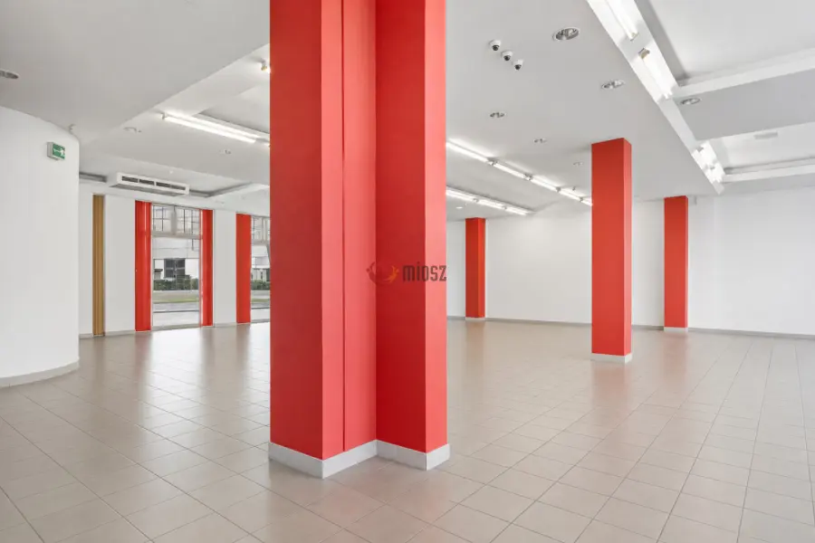 kiadó üzlethelyiség utcai bejáratos, Budapest, III. kerület