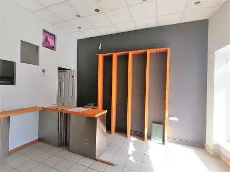 kiadó üzlethelyiség utcai bejáratos, Budapest, III. kerület