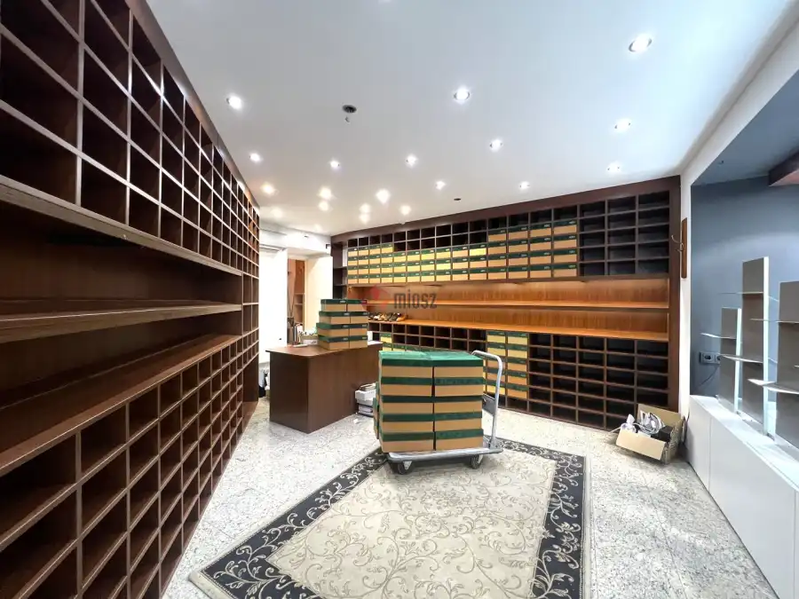 kiadó üzlethelyiség utcai bejáratos, Budapest, V. kerület