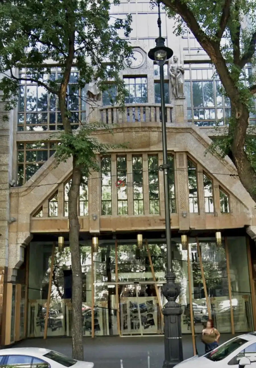 kiadó üzlethelyiség utcai bejáratos, Budapest, VI. kerület