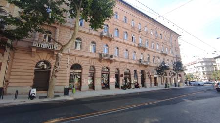 kiadó üzlethelyiség utcai bejáratos, Budapest, VI. kerület