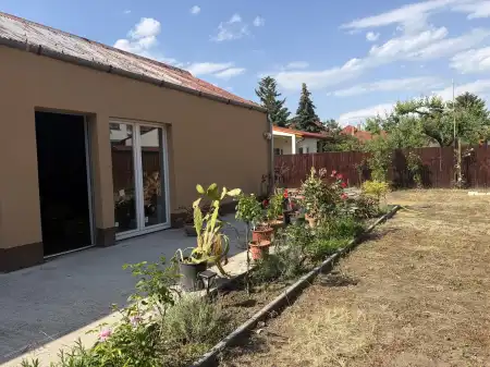 Kiadó üzlethelyiség utcai bejáratos, Budapest, XV. kerület 361 m² 1.5 M Ft/hó