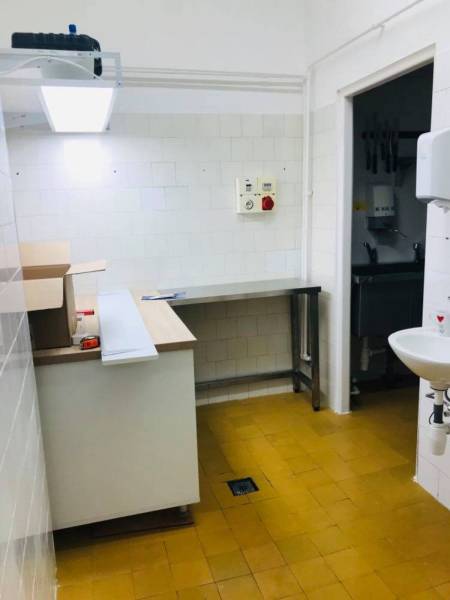 kiadó üzlethelyiség utcai bejáratos, Dunaújváros
