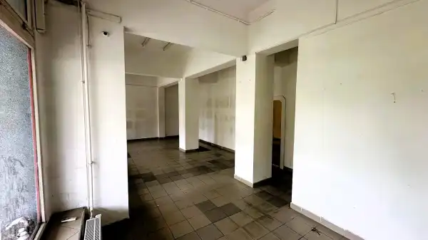 Kiadó üzlethelyiség utcai bejáratos, Dunaújváros 85 m² 250 E Ft/hó