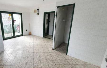kiadó üzlethelyiség utcai bejáratos, Dunaújváros