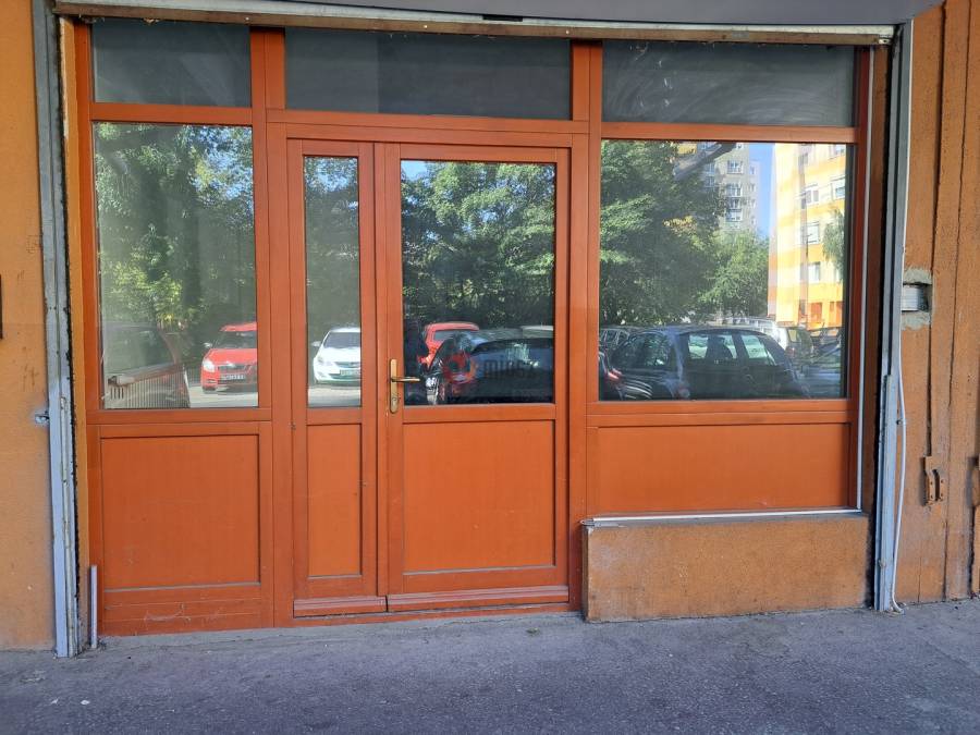 kiadó üzlethelyiség utcai bejáratos, Dunaújváros