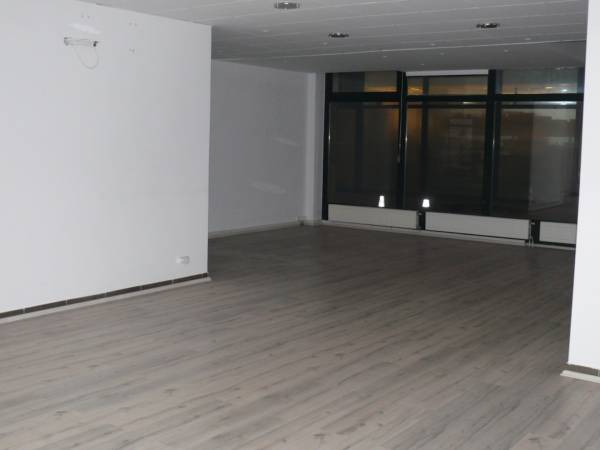 kiadó üzlethelyiség utcai bejáratos, Kecskemét