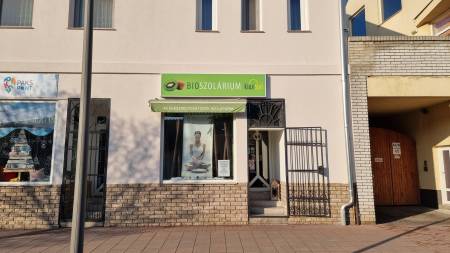 kiadó üzlethelyiség utcai bejáratos, Paks