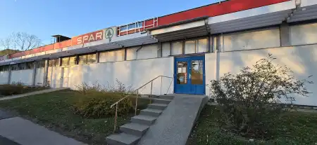 kiadó üzlethelyiség utcai bejáratos, Paks