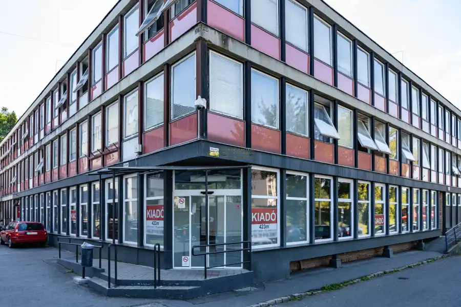 kiadó üzlethelyiség utcai bejáratos, Salgótarján