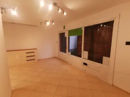 kiadó üzlethelyiség utcai bejáratos, Vác