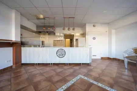 kiadó üzlethelyiség utcai bejáratos, Verőce