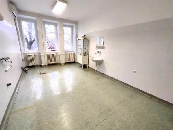 Kiadó üzlethelyiség üzletházban, Mohács 1 szoba 20 m² 100 E Ft/hó